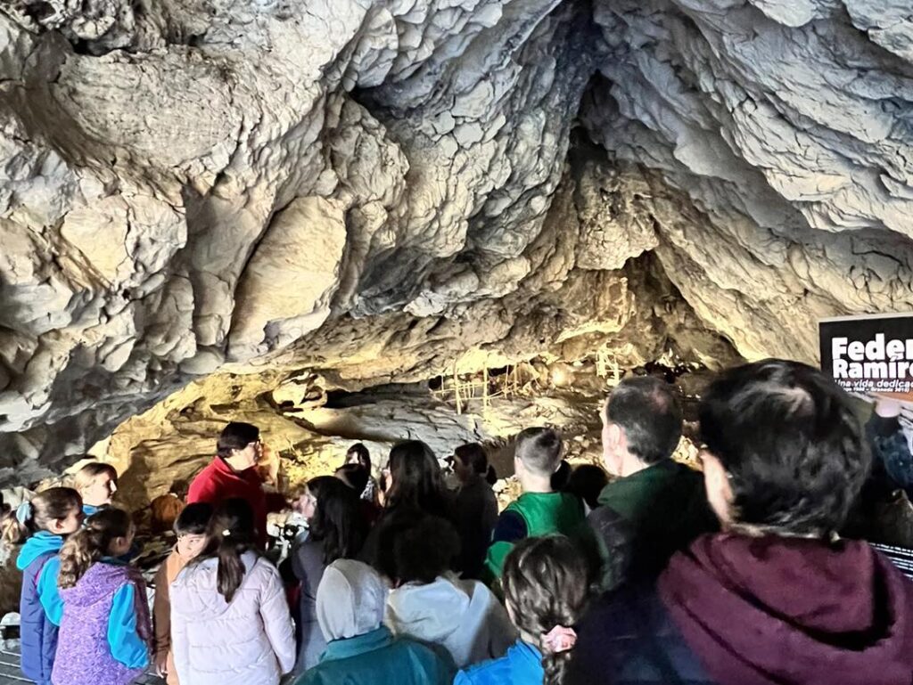 visita cuevas colegio tiñosa